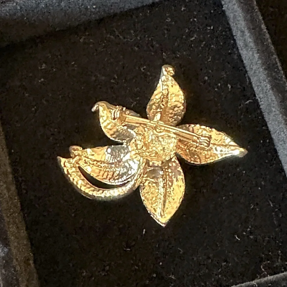 Vintage Faux Pearl Flower Brooch Textured Gold Tone Floral MCM 1950's 1960's - Picture 3 of 7